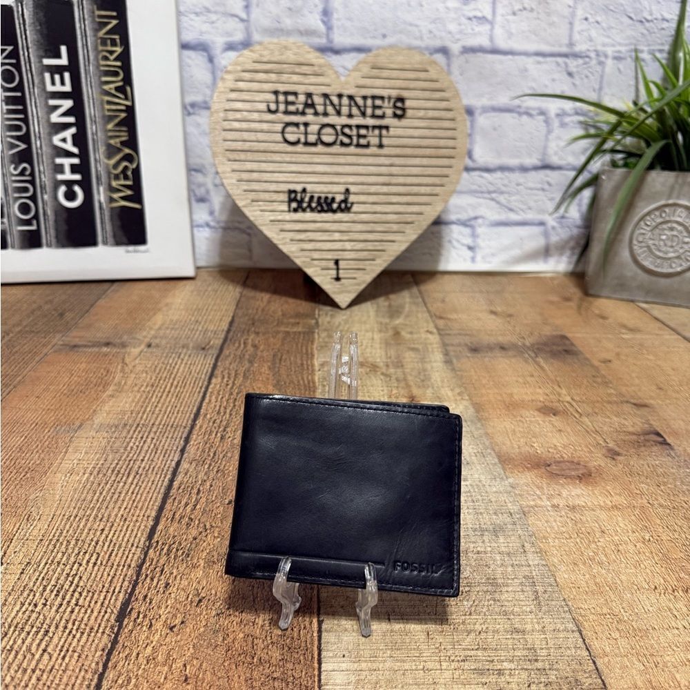 Fossil black leather bifold wallet
Pre owned good